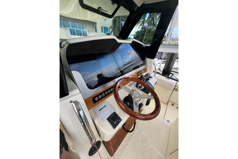 Para-dice Yacht Photos Pics 2023 Chris-Craft Catalina 30 helm with wooden steering wheel and modern controls.