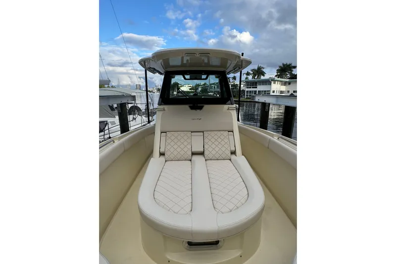 Para-dice Yacht Photos Pics 2023 Chris-Craft Catalina 30 boat with luxurious seating and elegant design.