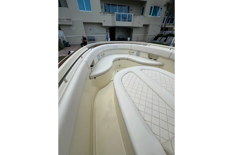 Para-dice Yacht Photos Pics 2023 Chris-Craft Catalina 30 boat interior with luxurious cream seating.