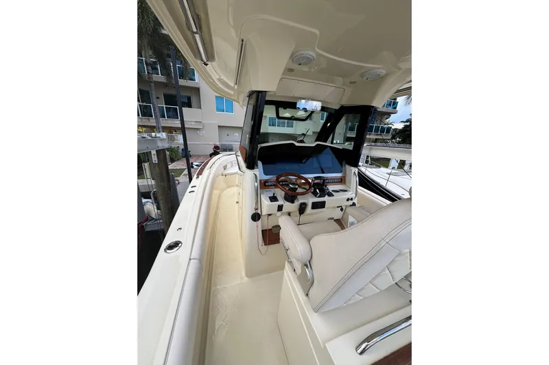 Para-dice Yacht Photos Pics 2023 Chris-Craft Catalina 30 helm with modern controls and luxurious seating.