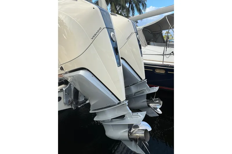 Para-dice Yacht Photos Pics Twin Verado outboard engines on a 2023 Chris-Craft Catalina 30 boat.