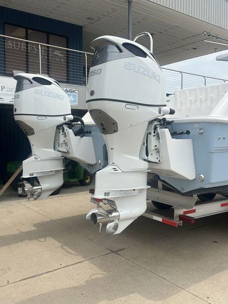 2022 Twin Vee 340 Center Console GFX