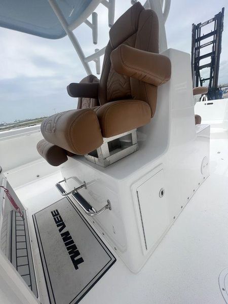 2022 Twin Vee 340 Center Console GFX