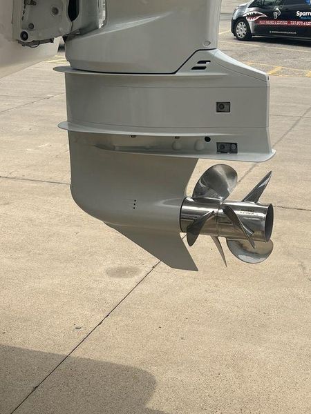 2022 Twin Vee 340 Center Console GFX