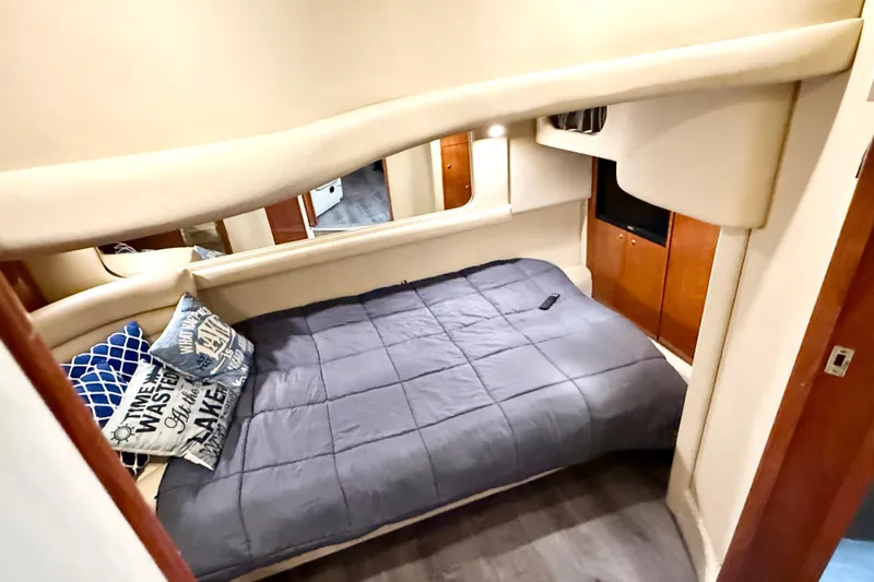 Notorious Yacht Photos Pics Interior cabin of 2003 Sea Ray 460 Sundancer with cozy bed and decorative pillows.