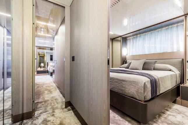 2017 Ferretti Yachts 85 