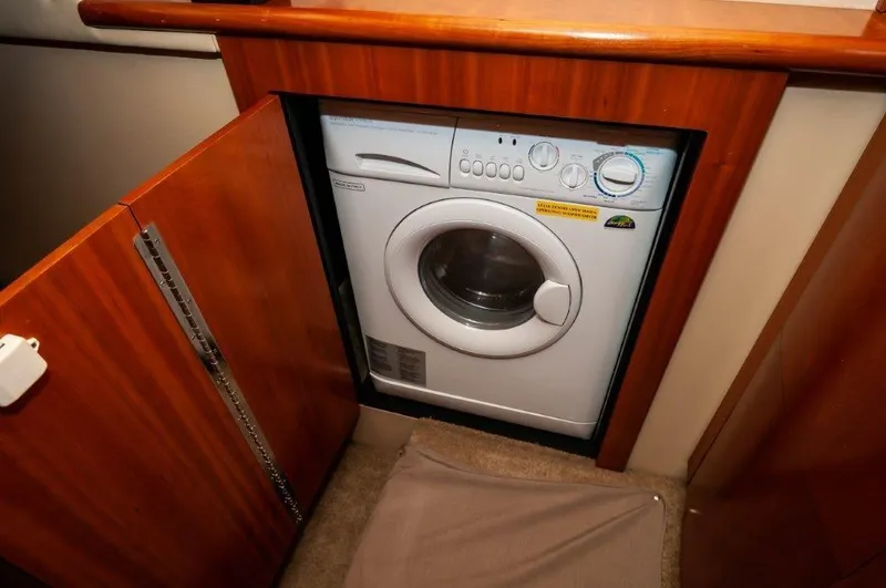 Knot Fair Yacht Photos Pics 2006 47 Cruisers Yachts SS - Laundry