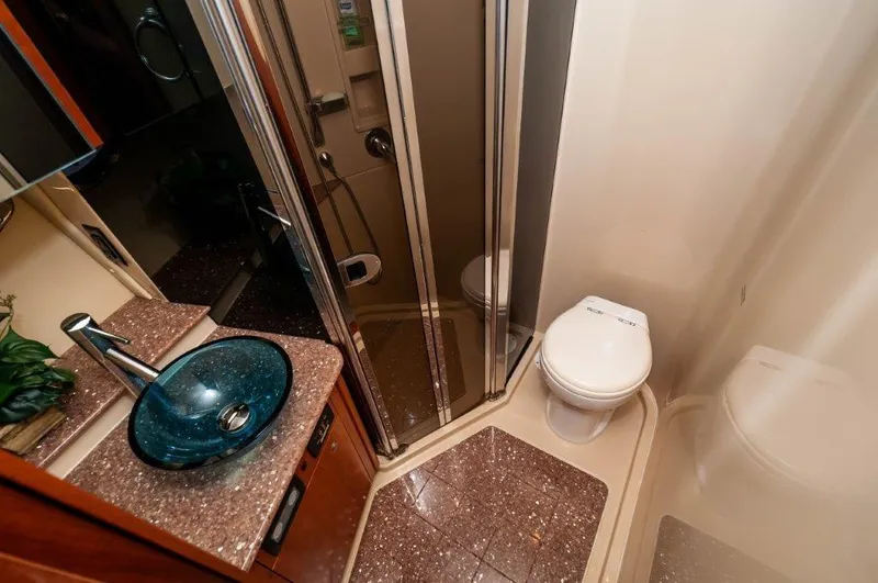 Knot Fair Yacht Photos Pics 2006 47 Cruisers Yachts SS - Master Head