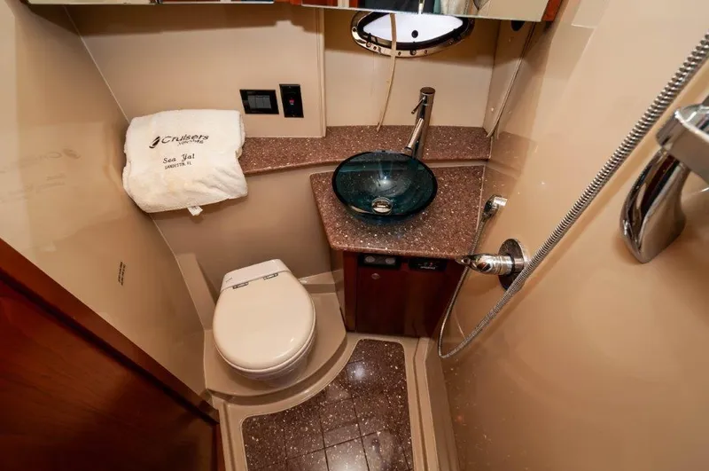 Knot Fair Yacht Photos Pics 2006 47 Cruisers Yachts SS - Guest Head