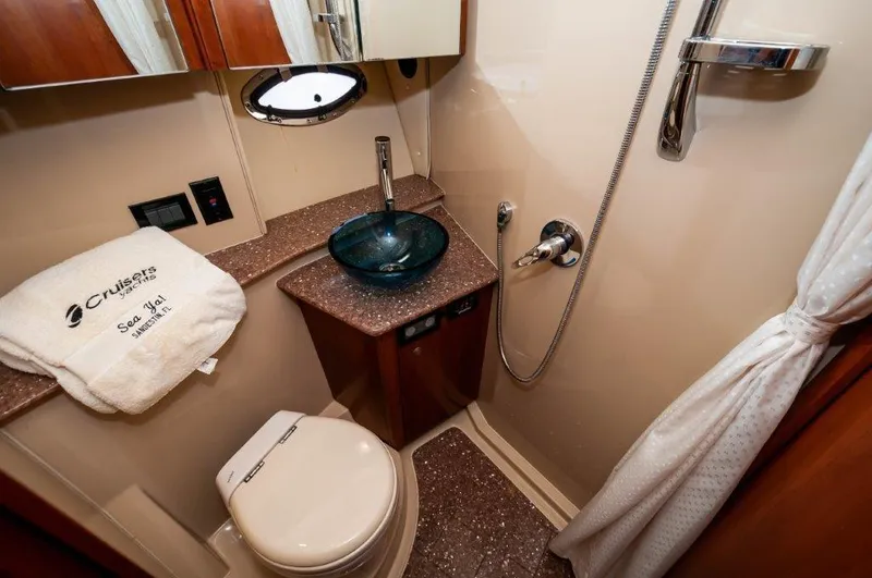 Knot Fair Yacht Photos Pics 2006 47 Cruisers Yachts SS - Guest Head