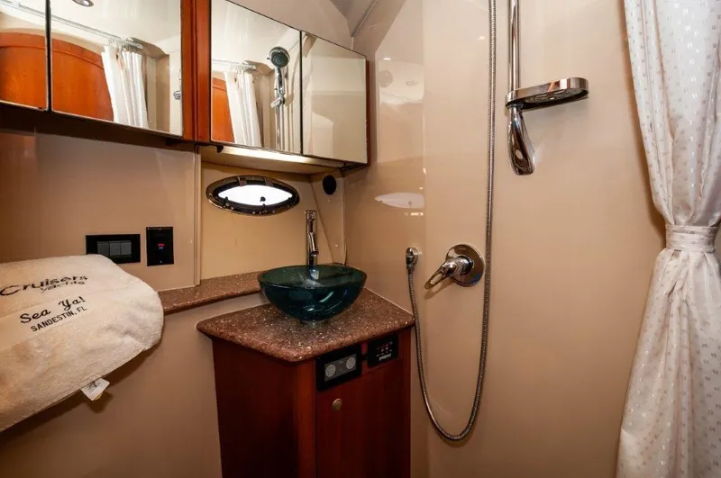 Knot Fair Yacht Photos Pics 2006 47 Cruisers Yachts SS - Guest Head