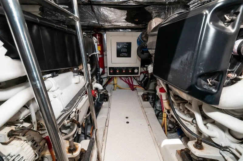 Knot Fair Yacht Photos Pics 2006 47 Cruisers Yachts SS - Engine Room