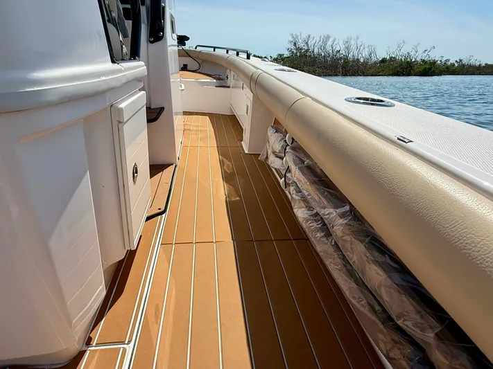  Yacht Photos Pics 2022 Everglades 273cc - Image 31