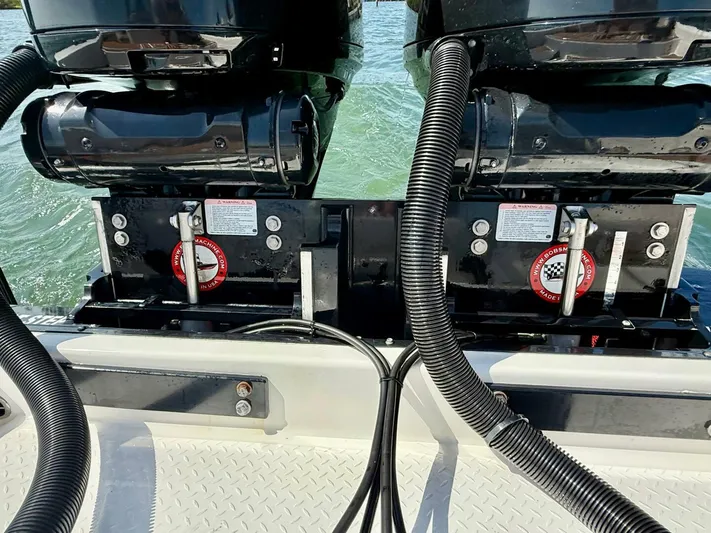  Yacht Photos Pics 2022 Everglades 273cc - Image 34