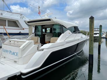 2015 44' Tiara Yachts-C44 Coupe Dania, FL, US
