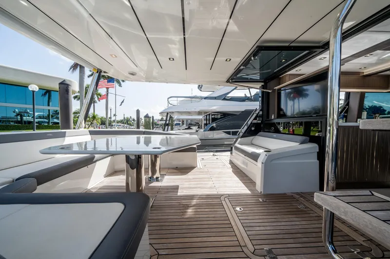  Yacht Photos Pics 2019-Galeon-640-Fly-MarineMax-Yacht-Center