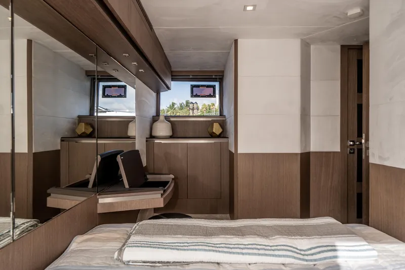  Yacht Photos Pics 2019-Galeon-640-Fly-MarineMax-Yacht-Center