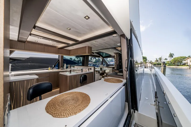  Yacht Photos Pics 2019-Galeon-640-Fly-MarineMax-Yacht-Center