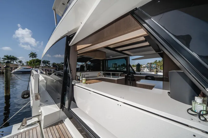  Yacht Photos Pics 2019-Galeon-640-Fly-MarineMax-Yacht-Center