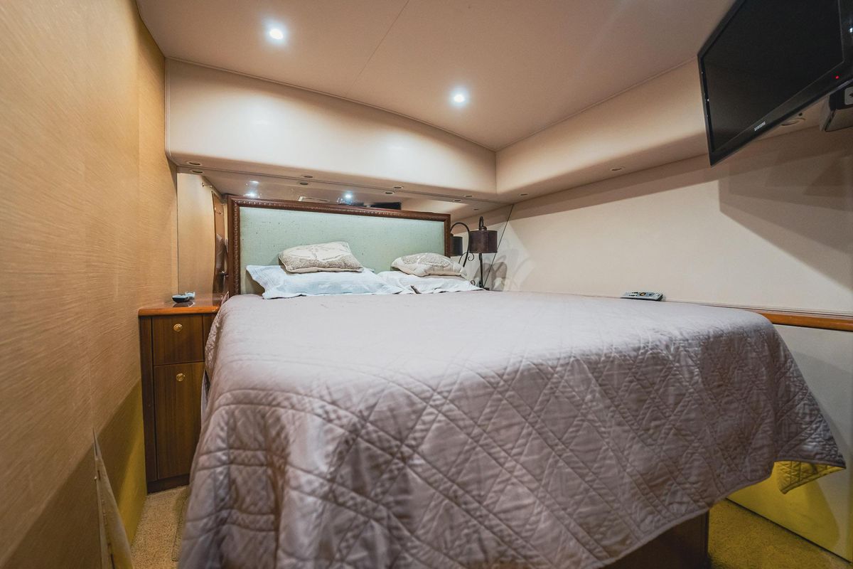 2005 Viking 48 