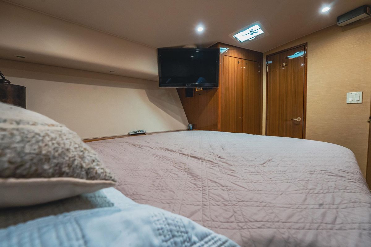 2005 Viking 48 