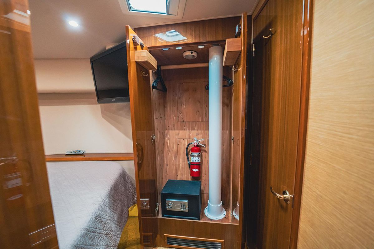 2005 Viking 48 