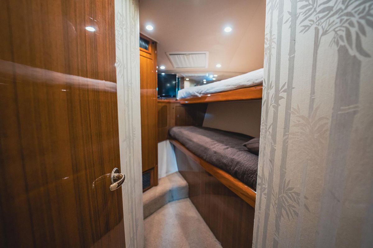2005 Viking 48 