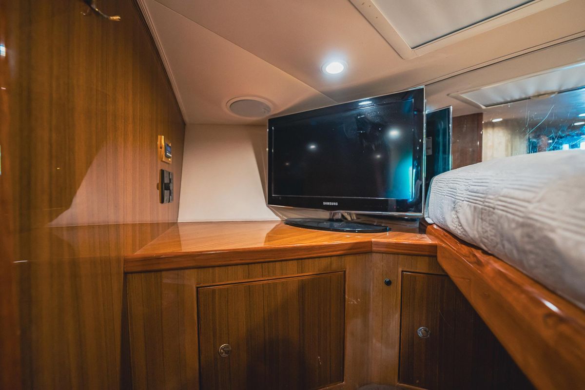 2005 Viking 48 
