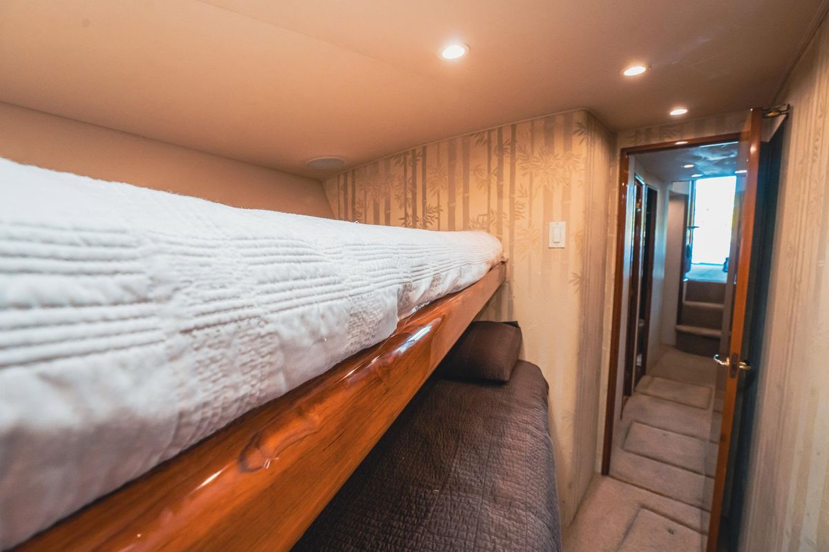 2005 Viking 48 