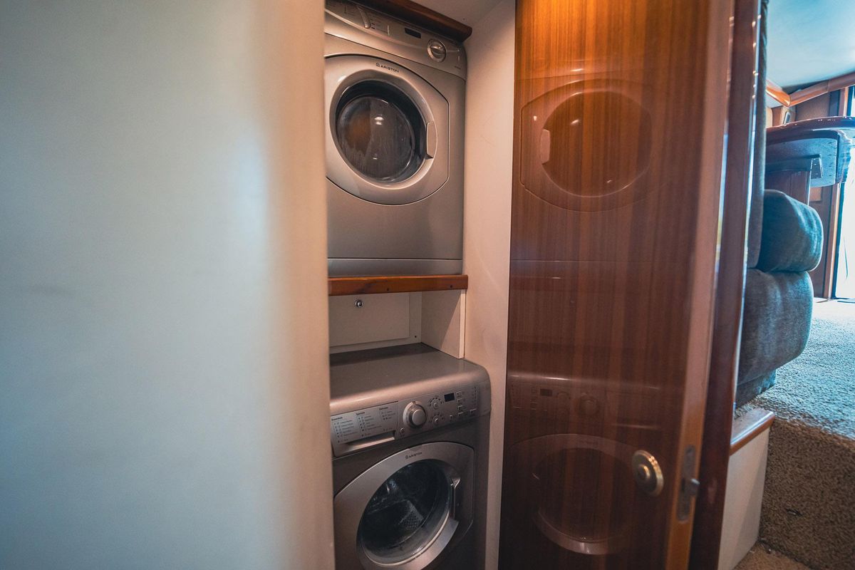 2005 Viking 48 