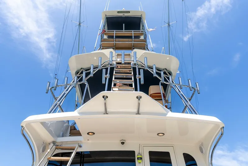 Reel Ranchin Yacht Photos Pics 2004 Hatteras 54 Convertible yacht tower against a clear blue sky.