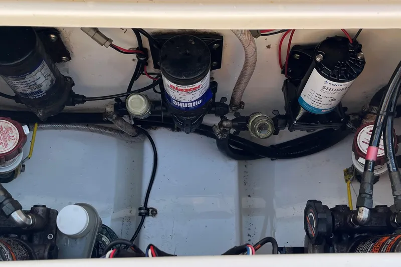 Salty Rim Yacht Photos Pics 2015 Sea Hunt Gamefish 30 boat wiring and pump system close-up.
