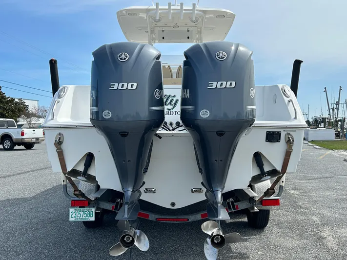 Salty Rim Yacht Photos Pics 2015 Sea Hunt Gamefish 30 with twin Yamaha 300 engines, rear view.