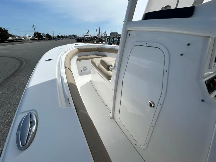 Salty Rim Yacht Photos Pics 2015 Sea Hunt Gamefish 30 boat deck with seating and storage compartment.