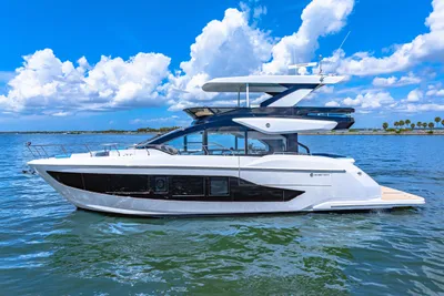 Cruisers Yachts 57 Fly
