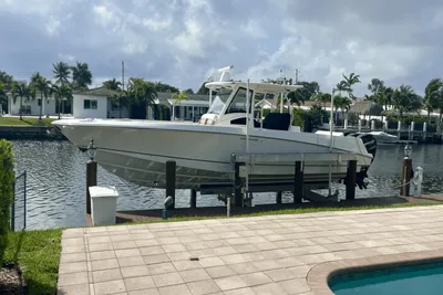 Boston Whaler 370 Outrage