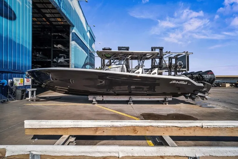 Yacht Photos Pics 2021 Nor-Tech 390 Sport Center Console boat on display at a marina.
