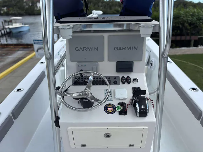  Yacht Photos Pics 2007 Andros Tarpon 26 boat console with Garmin navigation system and steering wheel.