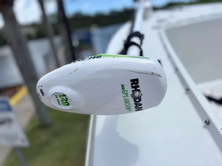  Yacht Photos Pics Rhodan HD GPS Anchor on 2007 Andros Tarpon 26 boat, close-up view.