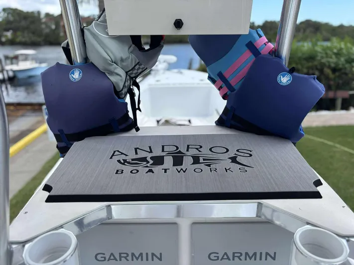  Yacht Photos Pics 2007 Andros Tarpon 26 boat deck with life jackets and Garmin equipment.