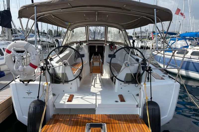Alpha-joy Yacht Photos Pics Expansive cockpit with upgraded fold down trasom