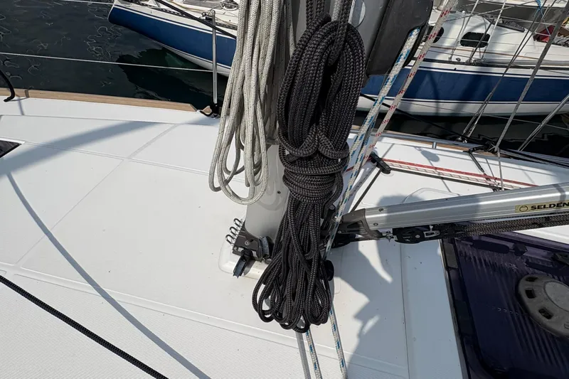 Alpha-joy Yacht Photos Pics Mast Base - Lines led aft