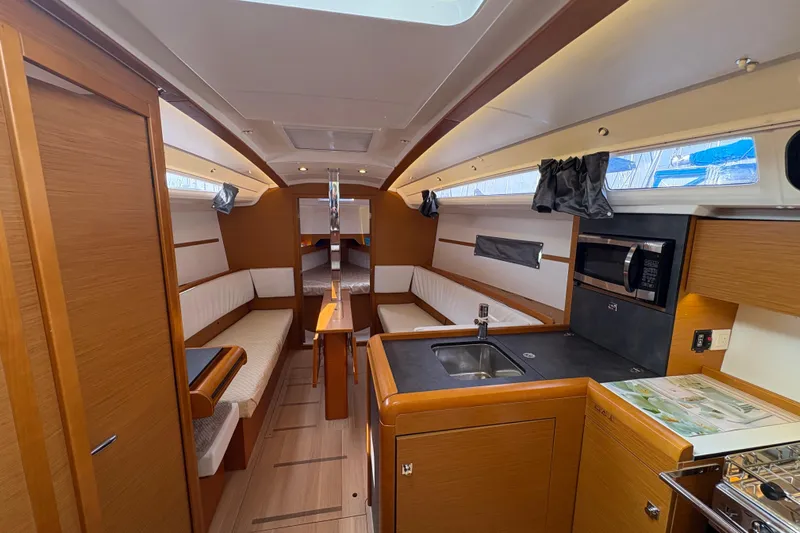 Alpha-joy Yacht Photos Pics Salon looking Forward