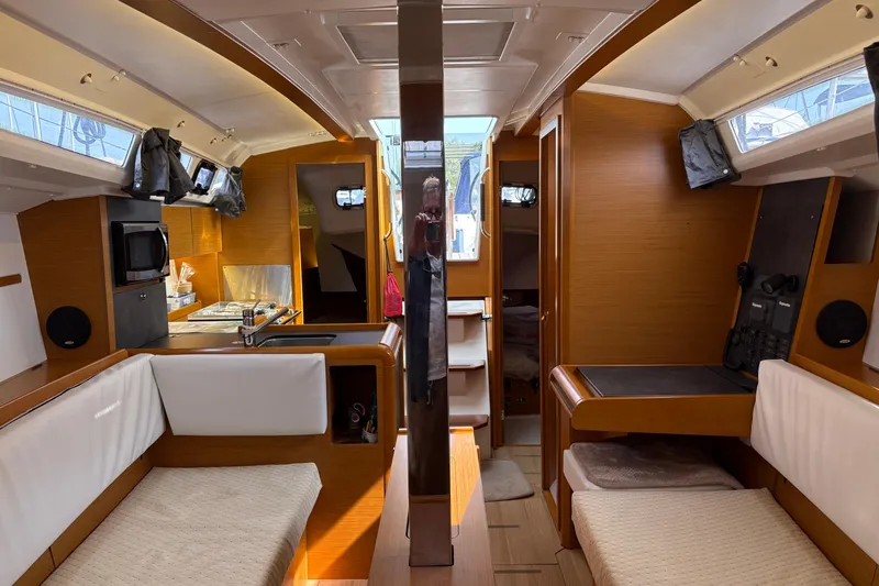 Alpha-joy Yacht Photos Pics Saloon looking aft leafs down