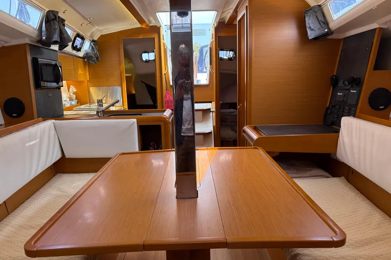 Alpha-joy Yacht Photos Pics Saloon Looking aft table up