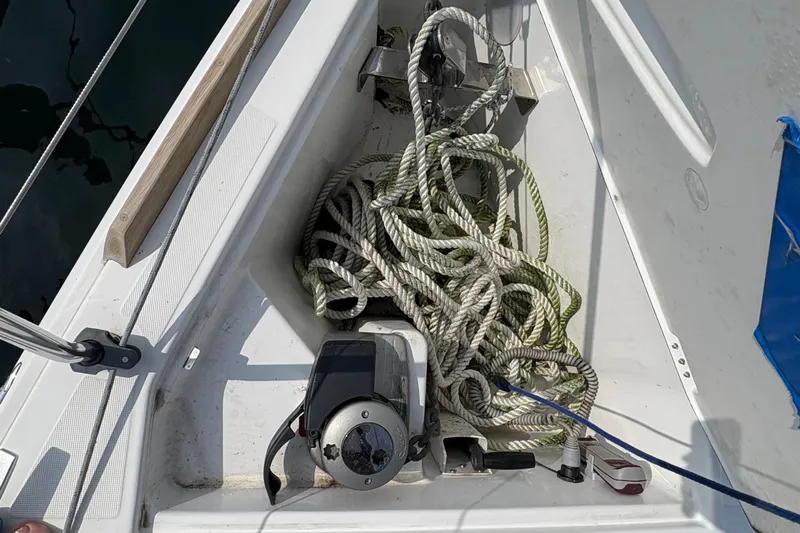 Alpha-joy Yacht Photos Pics WIndlass