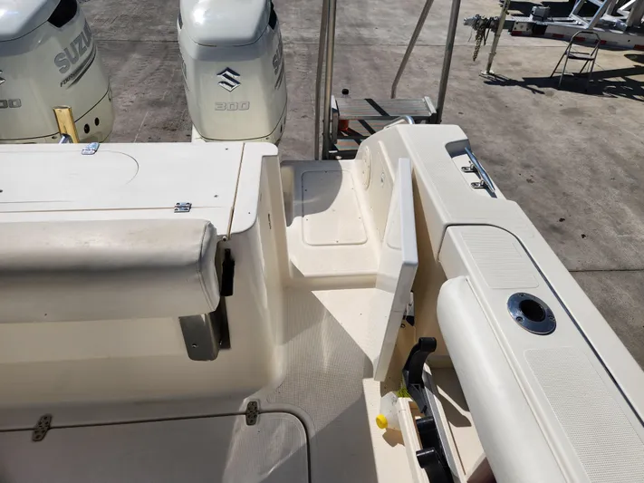 N' Pursuit Yacht Photos Pics 2005 Pursuit 3070 Offshore Center Console boat deck with Suzuki engines.