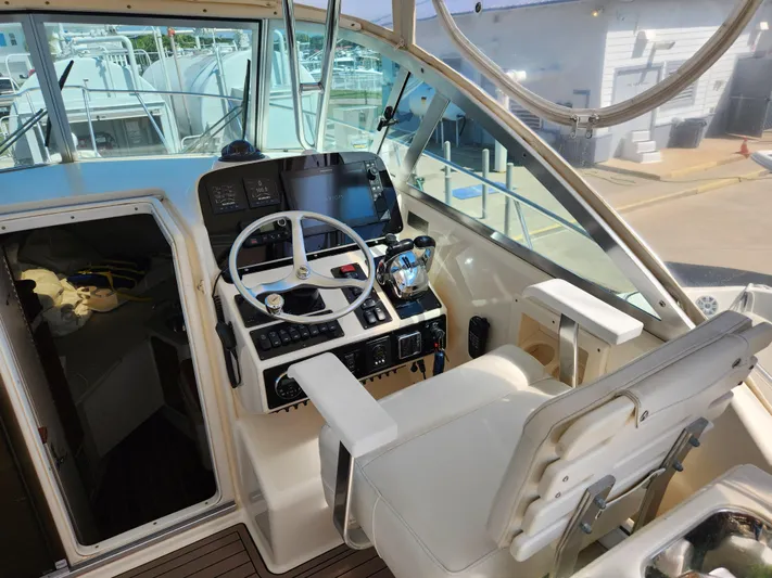 N' Pursuit Yacht Photos Pics 2005 Pursuit 3070 Offshore Center Console helm with steering wheel and navigation controls.