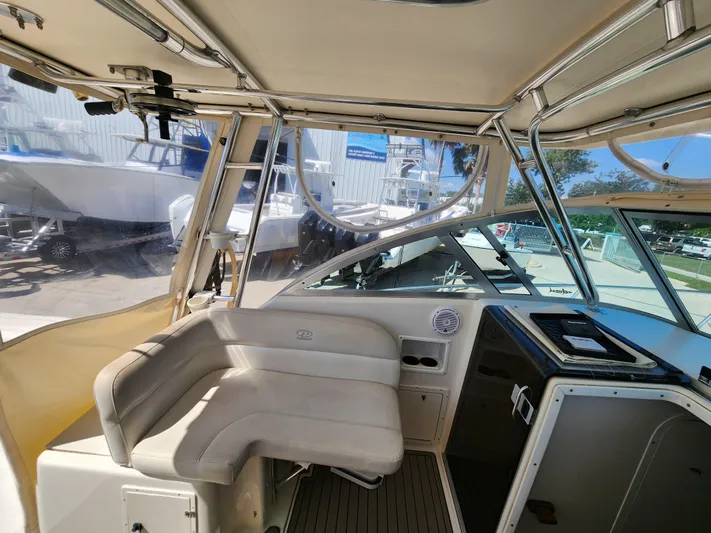 N' Pursuit Yacht Photos Pics 2005 Pursuit 3070 Offshore Center Console interior with seating and helm station.