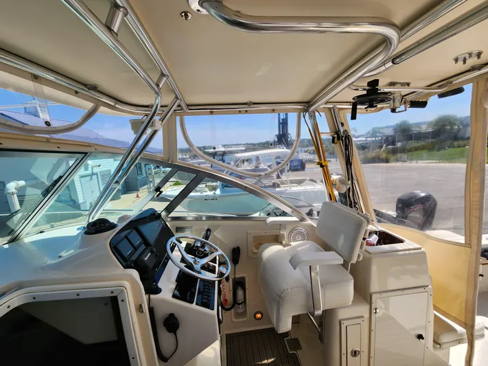 N' Pursuit Yacht Photos Pics 2005 Pursuit 3070 Offshore Center Console interior with helm, seating, and controls.